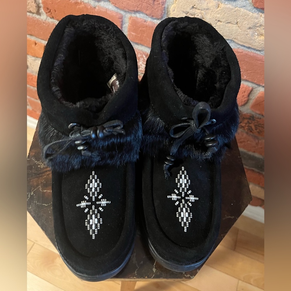 NEW Manitobah Mukluks Black Suede Fur Boots w/ Vibram Sole – Size 7